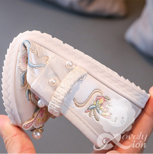 Giày vải thêu hoa màu trắng cho bé gái Giày vải thêu hoa màu trắng cho bé gái