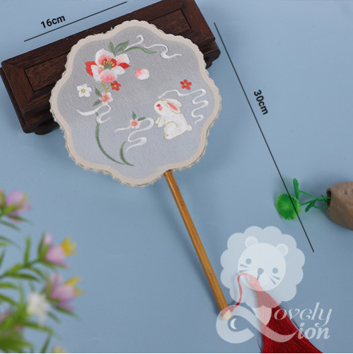 Quạt lụa thêu phong cách cổ trang cho trẻ em(đường kính 16cm) (M13)