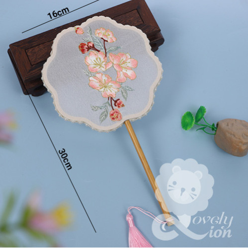Quạt lụa thêu phong cách cổ trang cho trẻ em(đường kính 16cm) (M9) Quạt lụa thêu phong cách cổ trang cho trẻ em(đường kính 16cm) (M9)