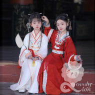 Hán phục màu đỏ và trắng cho bé gái