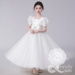 Đầm công chúa màu trắng tay phồng